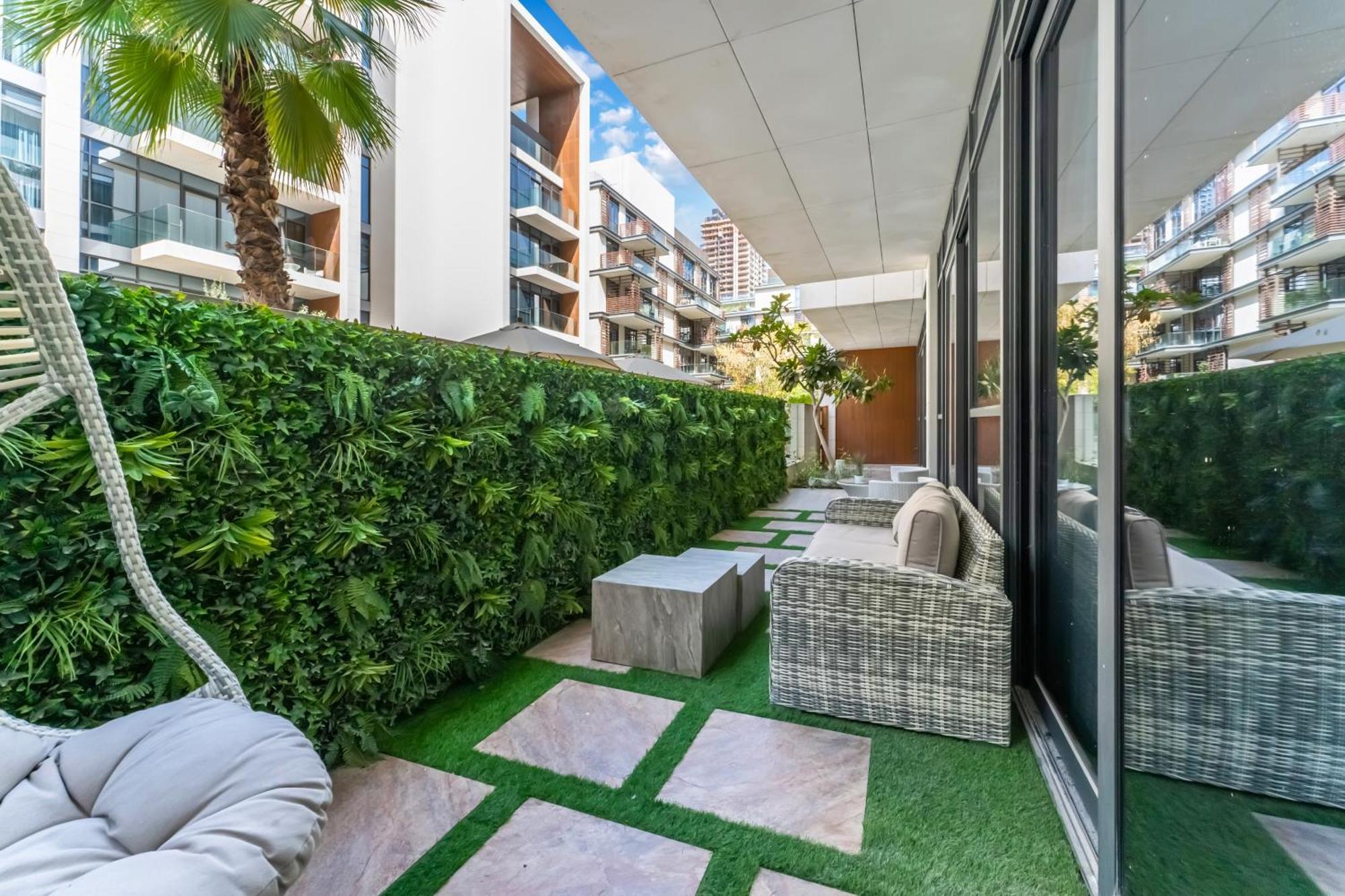 Fam Living - Walk - Opulent Living Apartment